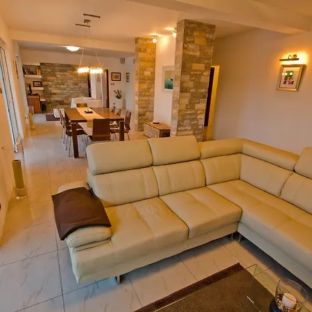 Villa Vrbnik * 瓦比尼科